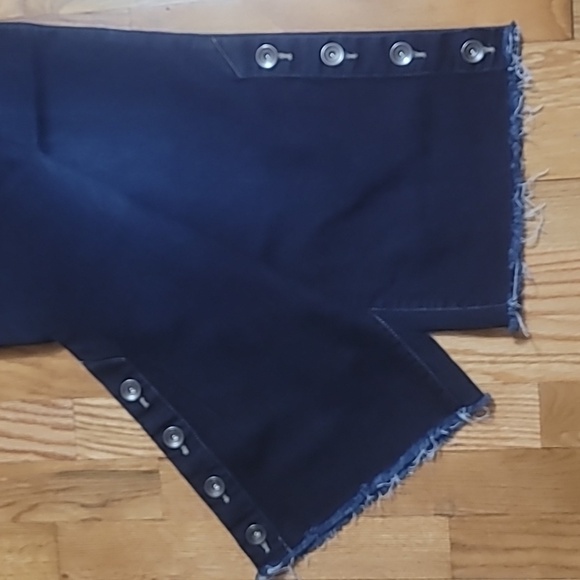 Susan Graver cropped jean w/frayed hem, buttoned leg - 14 - Picture 3 of 5